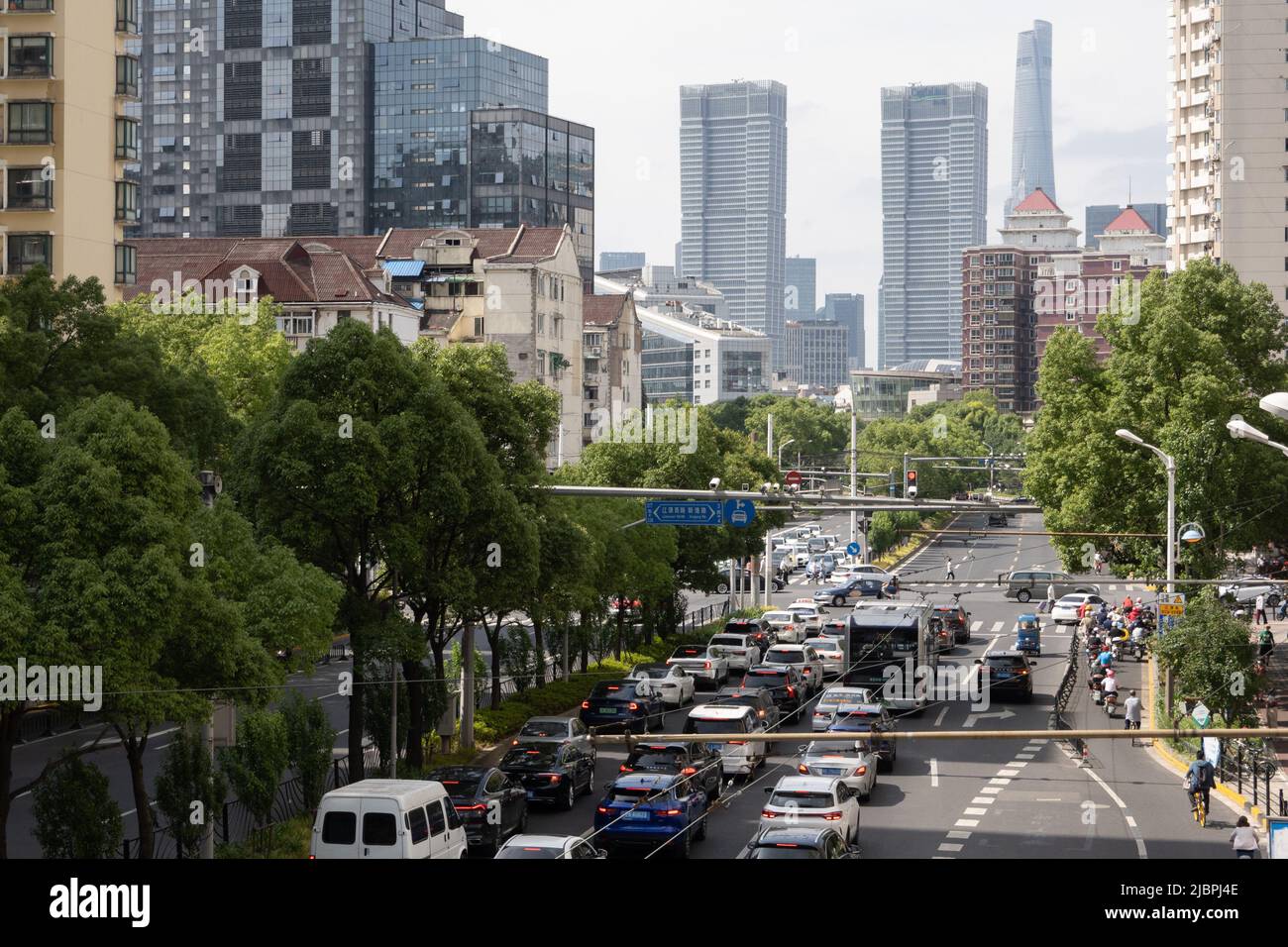 SHANGHAI, CHINA - 8. JUNI 2022 - auf der Dalian Road im Bezirk Hongkou in Shanghai, China, ist der Verkehr stark, 8. Juni 2022. Stockfoto