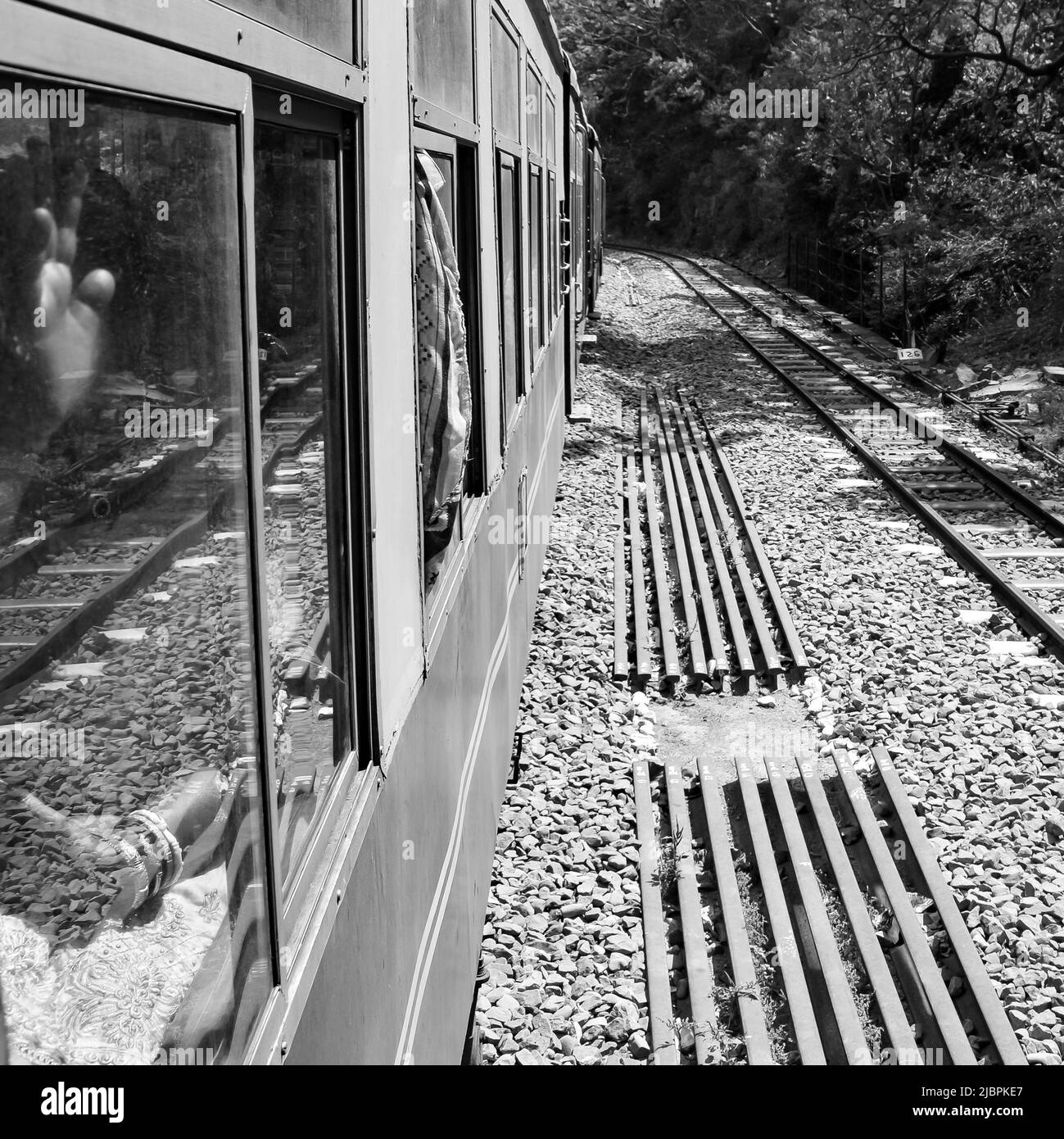 Toy Train bewegt sich auf Berghang, schöne Aussicht, eine Seite Berg, eine Seite Tal bewegt sich auf der Eisenbahn auf den Hügel, inmitten grüner Naturwald.Spielzeug t Stockfoto