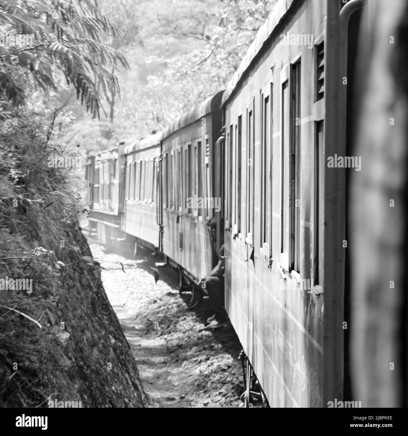 Toy Train bewegt sich auf Berghang, schöne Aussicht, eine Seite Berg, eine Seite Tal bewegt sich auf der Eisenbahn auf den Hügel, inmitten grüner Naturwald.Spielzeug t Stockfoto