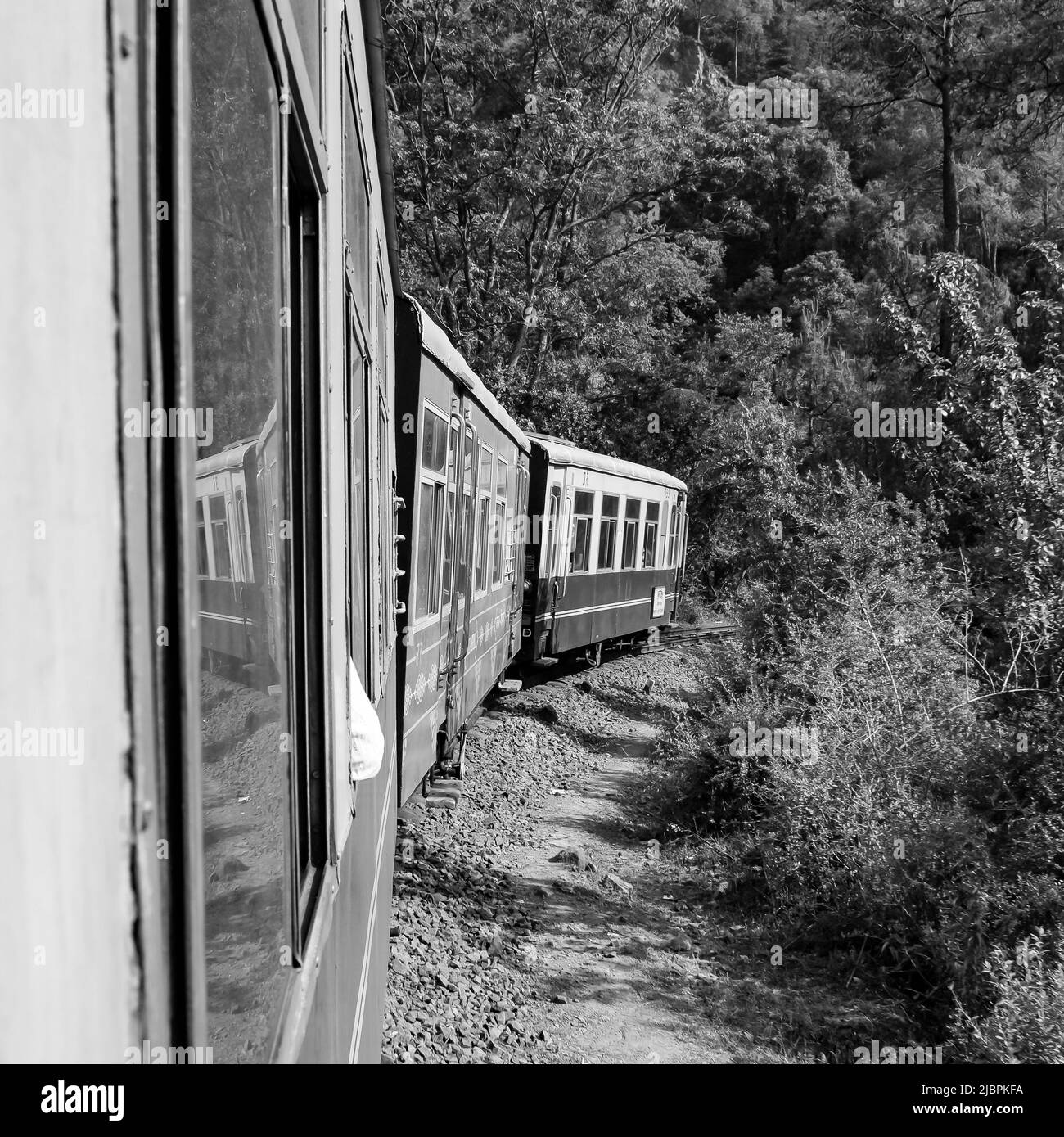 Toy Train bewegt sich auf Berghang, schöne Aussicht, eine Seite Berg, eine Seite Tal bewegt sich auf der Eisenbahn auf den Hügel, inmitten grüner Naturwald.Spielzeug t Stockfoto