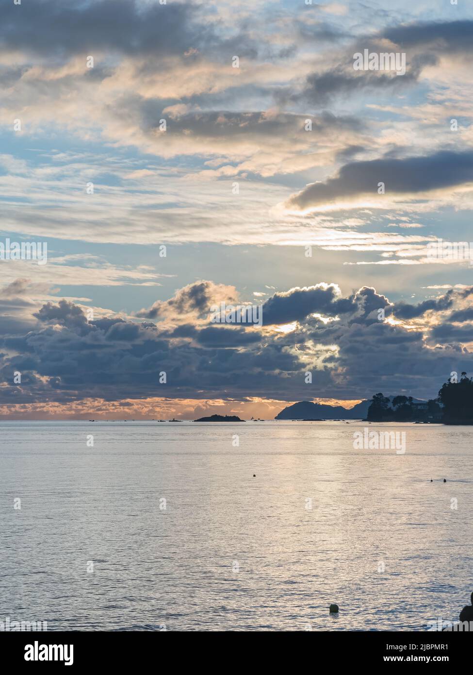 Staffelei mit niedrigen Wolken mit Cies-Inseln im Hintergrund Stockfoto
