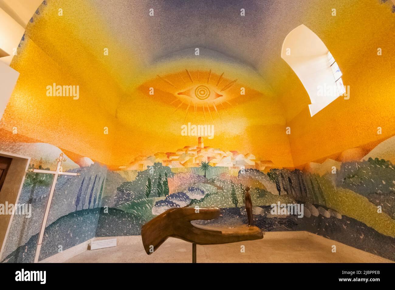 Frankreich, Französische Riviera, Cote d'Azur, St.Paul de Vence, das Folon Chapel Museum aka The White Penitents Chapel mit Kunstwerken von Jean-Michel Folon Stockfoto