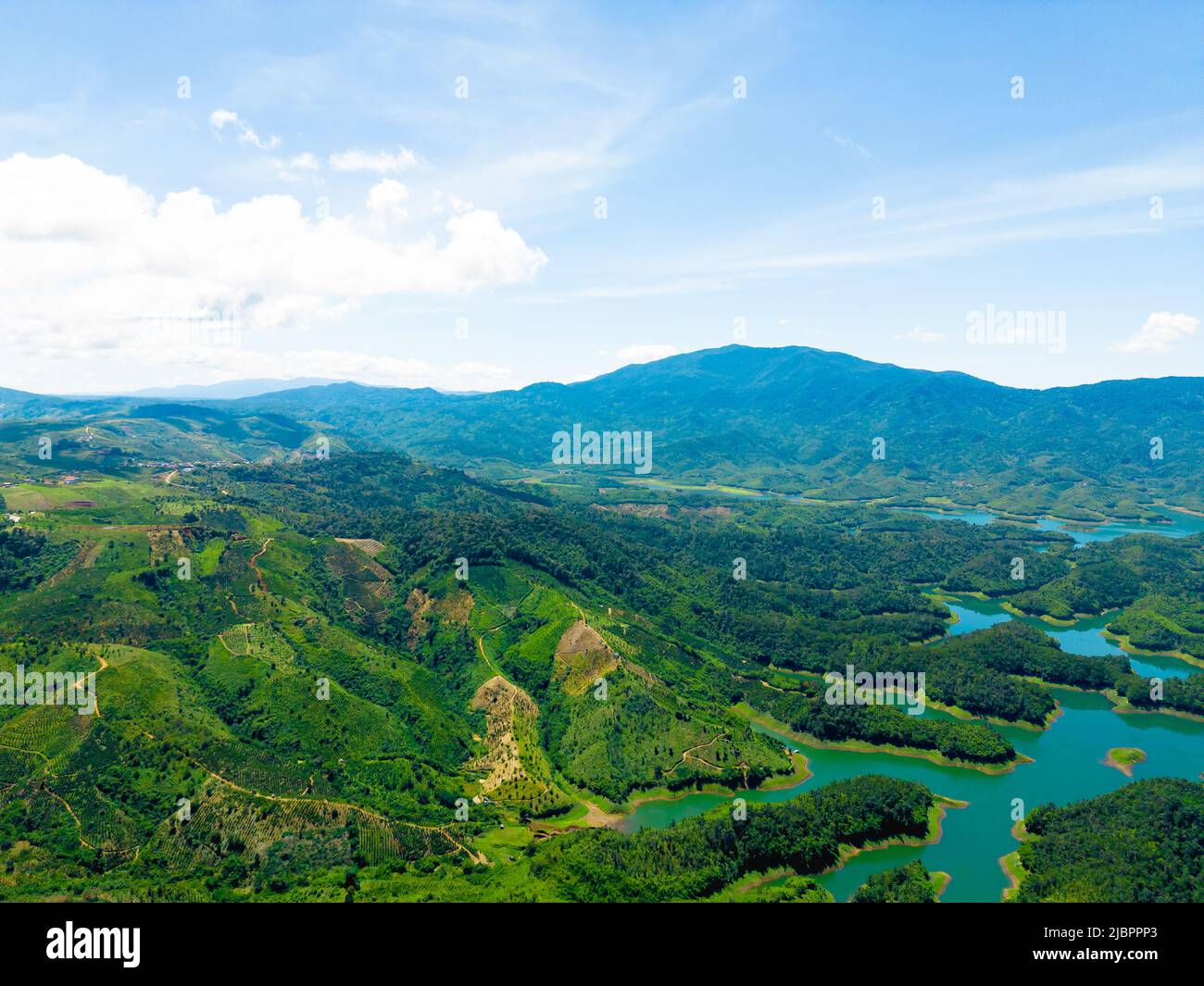 Morgen am Ta Dung See oder Dong Nai 3 See mit grünen Hügeln und Bergen. Das Reservoir zur Stromerzeugung durch Wasserkraft in DAC Nong ( Dak Nong Stockfoto