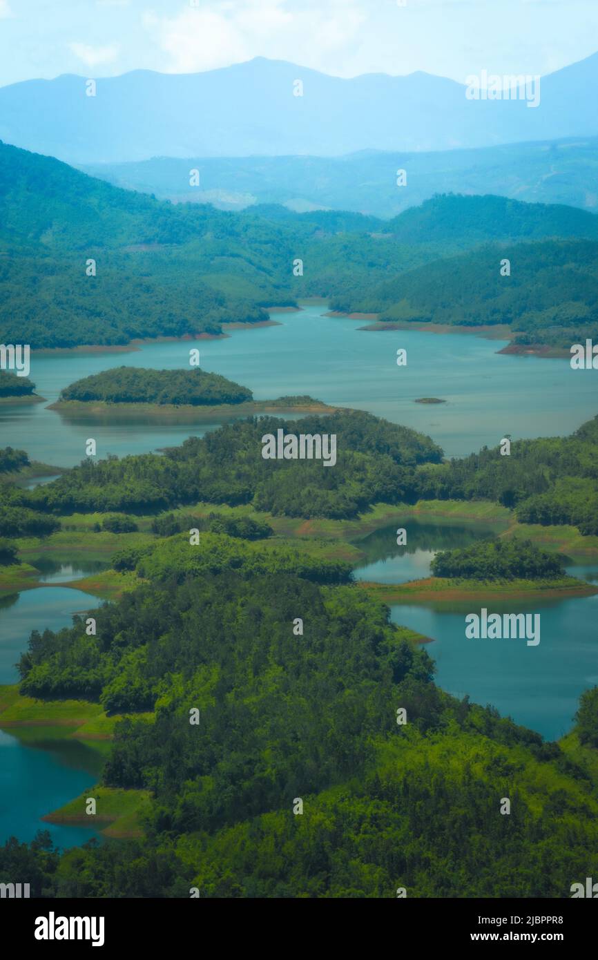 Morgen am Ta Dung See oder Dong Nai 3 See mit grünen Hügeln und Bergen. Das Reservoir zur Stromerzeugung durch Wasserkraft in DAC Nong ( Dak Nong Stockfoto