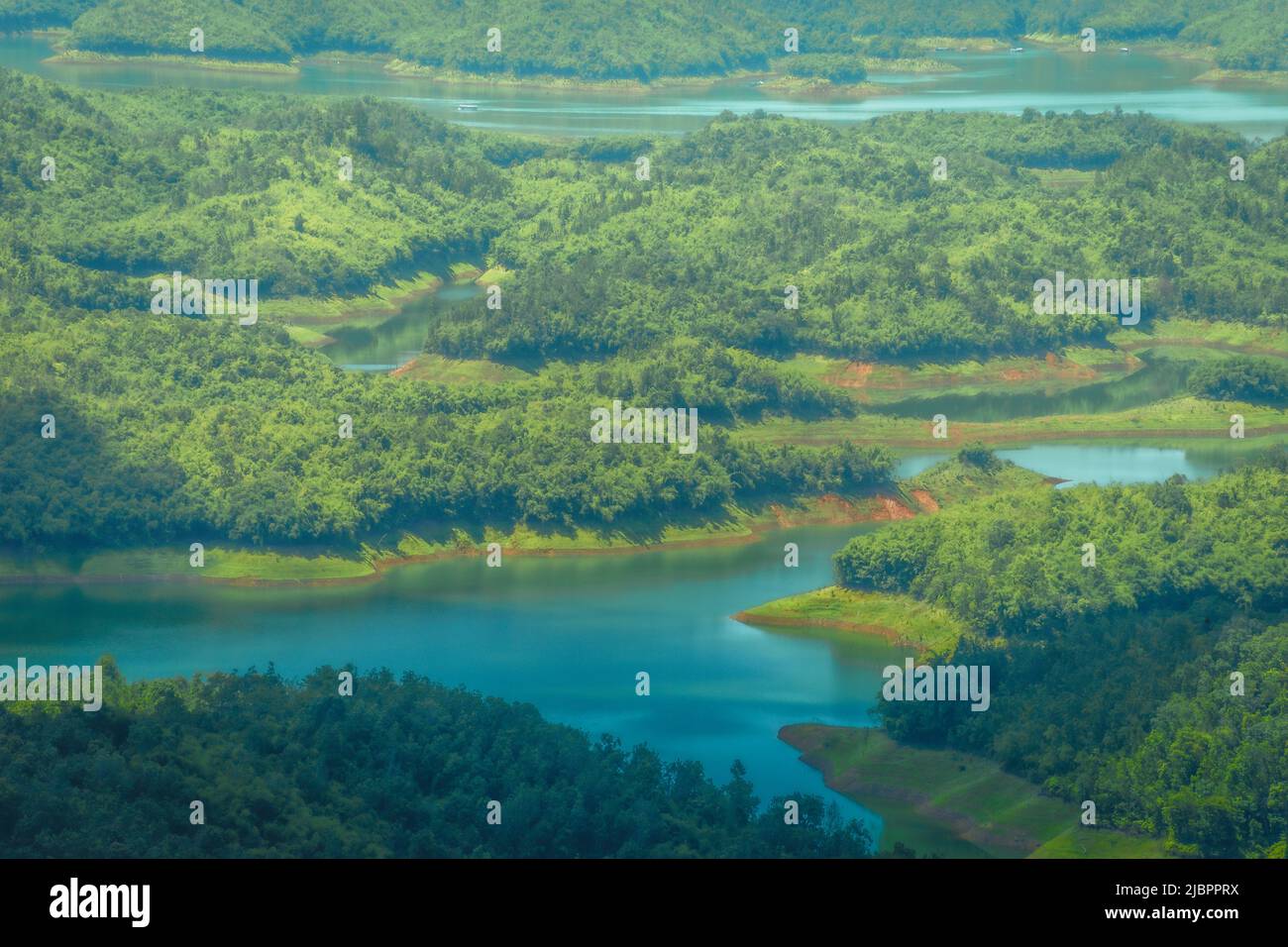 Morgen am Ta Dung See oder Dong Nai 3 See mit grünen Hügeln und Bergen. Das Reservoir zur Stromerzeugung durch Wasserkraft in DAC Nong ( Dak Nong Stockfoto