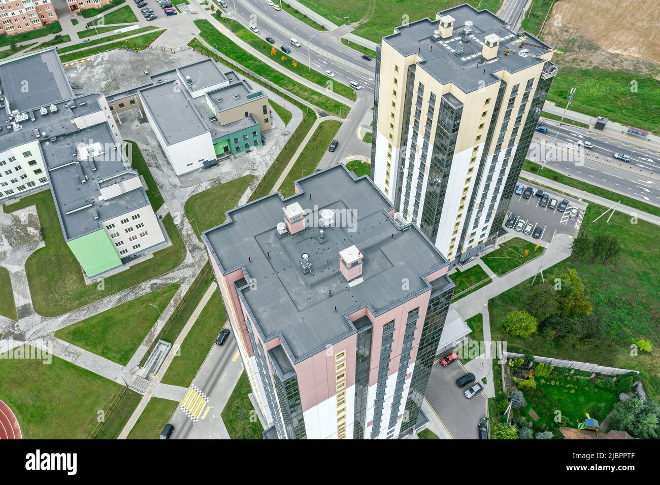 Moderne mehrstöckige Wohngebäude. Neues urbanes Wohngebiet. Luftaufnahme von oben. Stockfoto