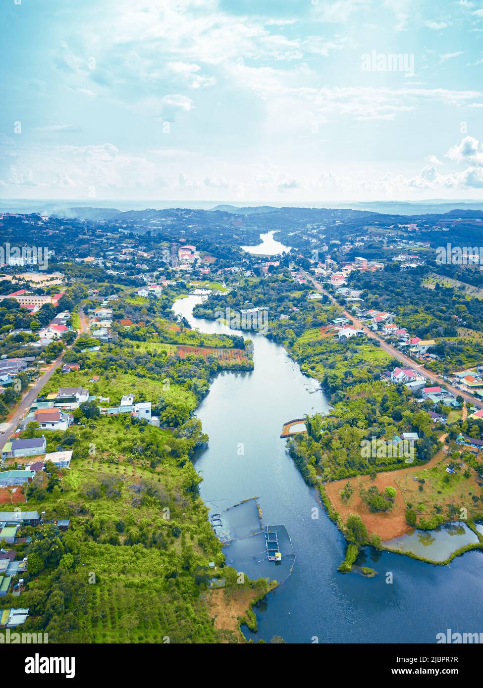 Luftaufnahme der National Route 14 in Kien Duc Stadt, DAC Nong Provinz, Vietnam mit hügeliger Landschaft, spärlicher Bevölkerung rund um die Straßen und Dak R'tang Stockfoto