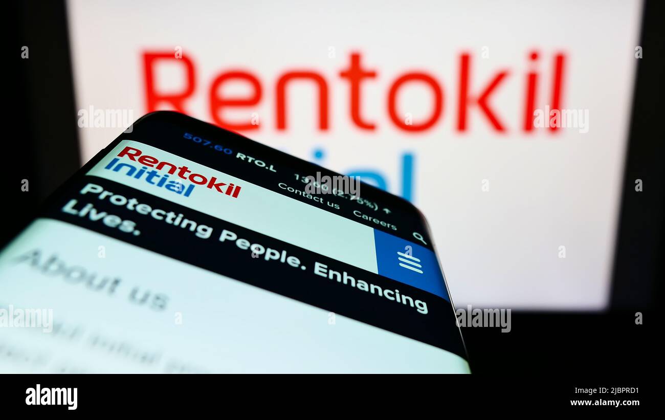 Mobiltelefon mit Website des britischen Dienstleistungsunternehmens Rentokil Initial plc auf dem Bildschirm vor dem Unternehmenslogo. Konzentrieren Sie sich auf die obere linke Seite des Telefondisplays. Stockfoto