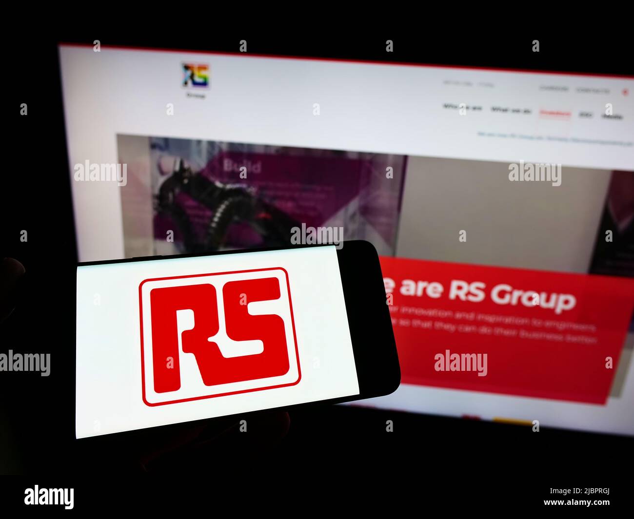 Person, die ein Smartphone mit dem Logo des britischen Elektronikunternehmens RS Group plc auf dem Bildschirm vor der Website hält. Konzentrieren Sie sich auf die Telefonanzeige. Stockfoto