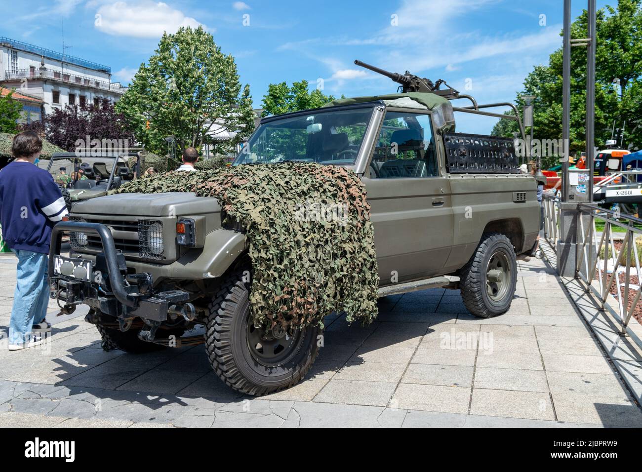 Bewaffnete Militärfahrzeuge mit Tarnung auf städtischen áreas, die stark von Zivilisten überfüllt sind. Portugal 10. Juni gedenkfeiern in der Stadt Braga. Stockfoto
