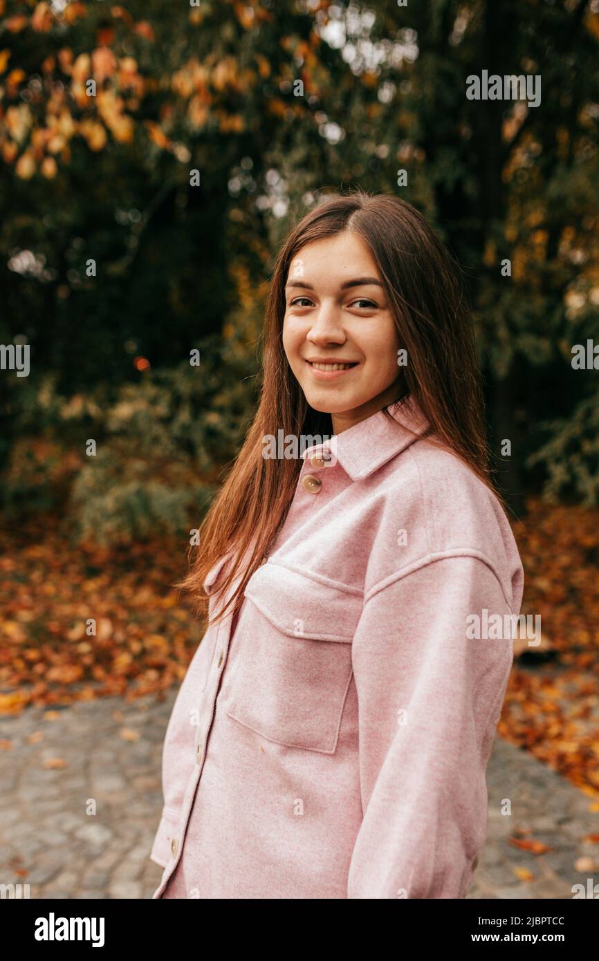 Herbstporträt einer jungen attraktiven Frau, die am warmen Herbsttag im Flying Park fröhlich auf einem Spaziergang lächelt. Indischer Sommer. Wochenende. Beim herkommen Stockfoto