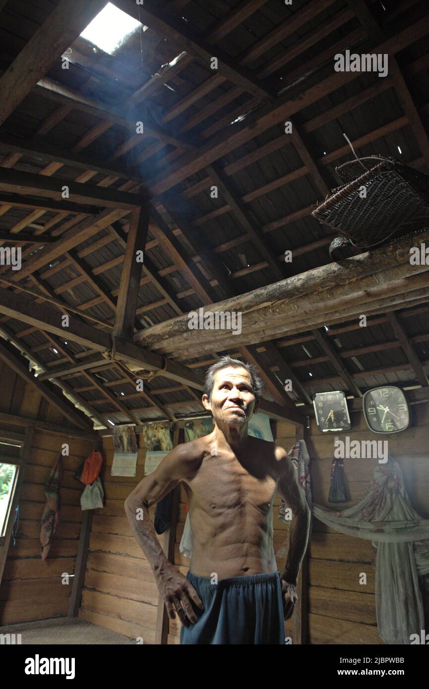 Porträt von Daniel Rajang, ehemaliger Tumenggung (traditioneller Chef) der Orung Da'an Dayak-Gemeinde, in seiner Bauernhütte im Dorf Nanga Raun, Kalis, Kapuas Hulu, West Kalimantan, Indonesien. Die Orung Da'an-Gemeinde hatte einst das längste Langhaus in Kalimantan, aber es war nach einem Feuerunfall vor einigen Jahrzehnten verschwunden, sagte er. Stockfoto