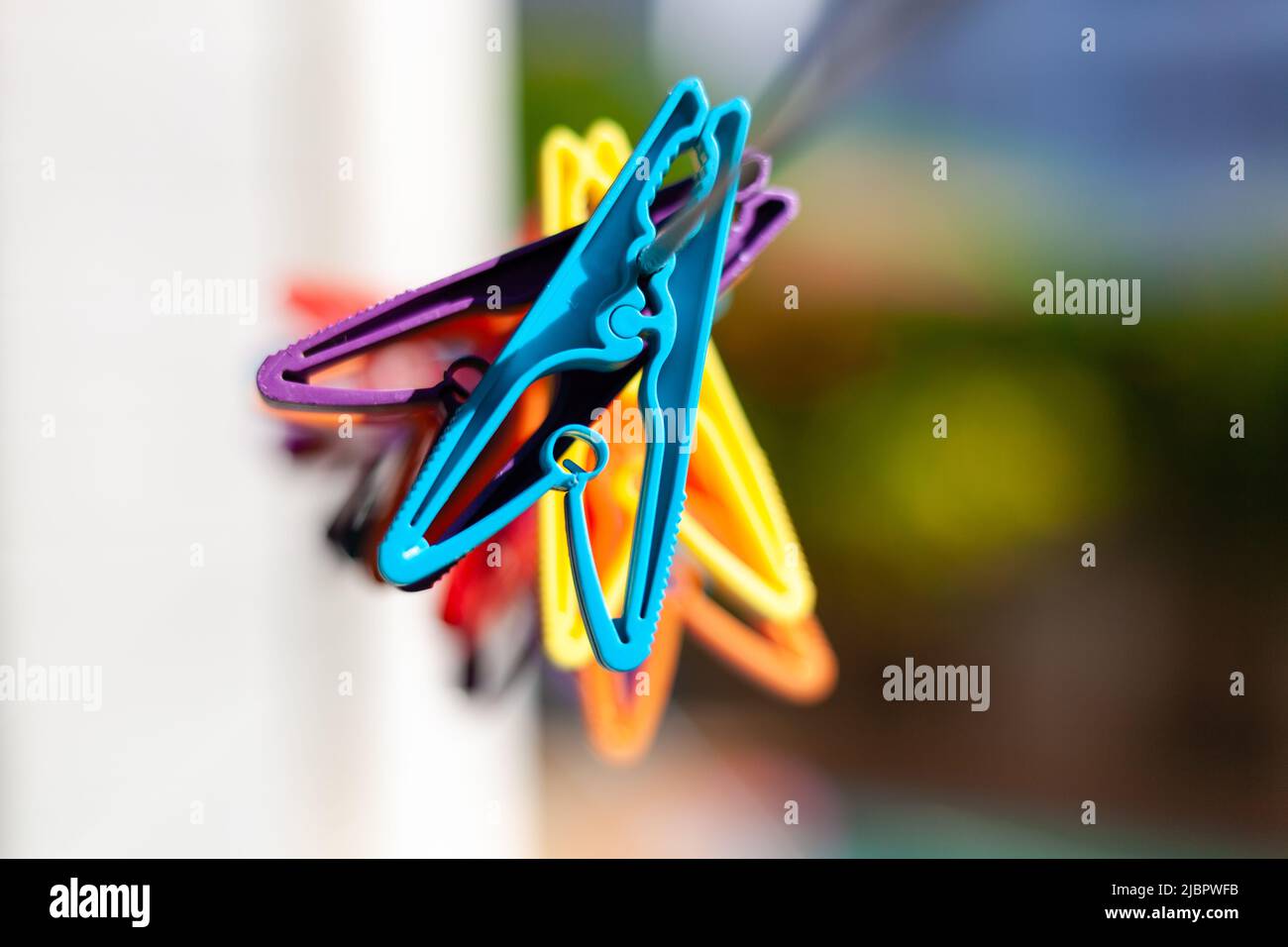 Bunte Stifte an einer Wäscheleine. Stockfoto