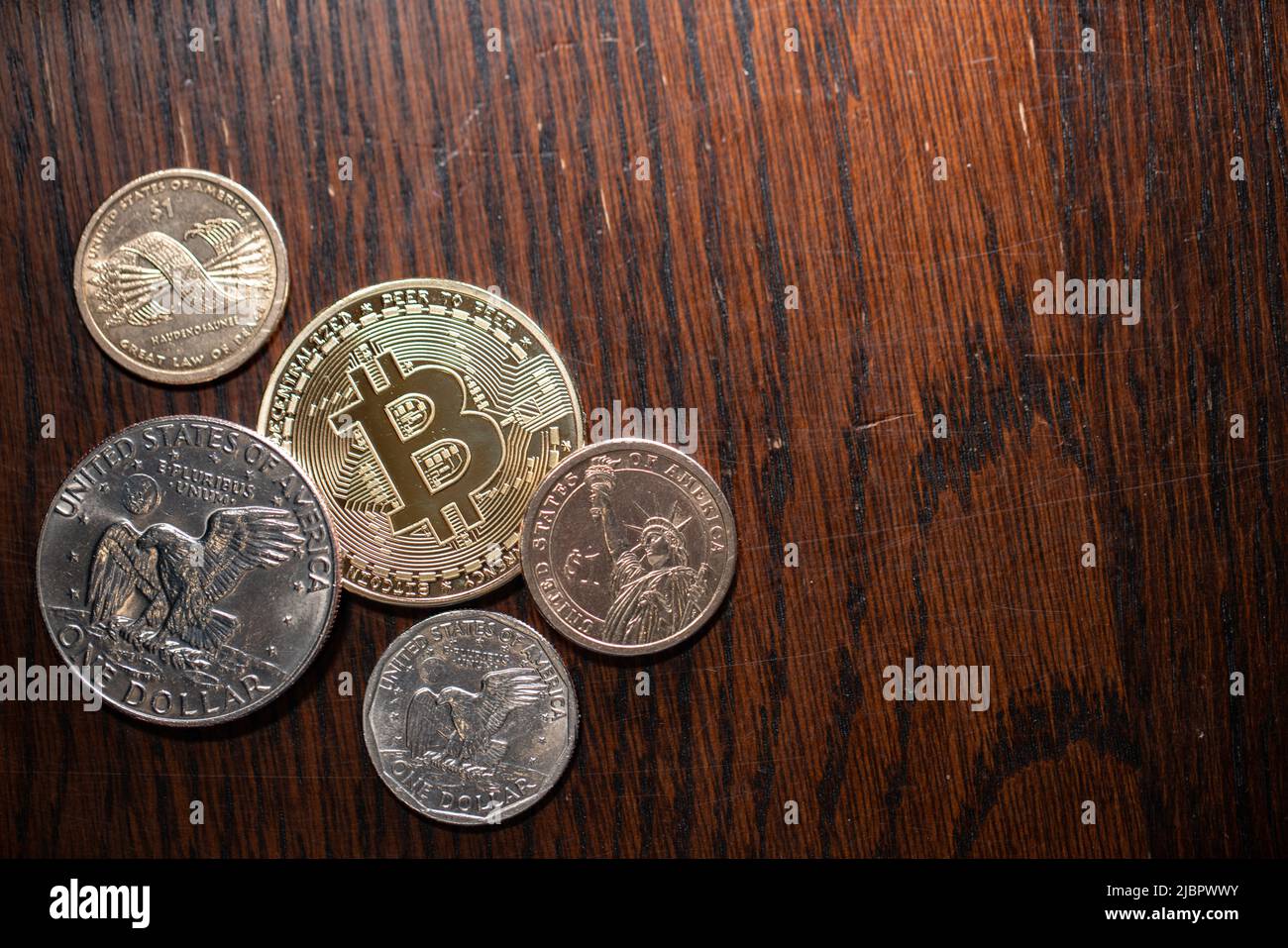 Eisenhower Dollar Münze mit Bitcoin auf Holzfläche. Kryptowährung und US-Dollar-Geld Stockfoto