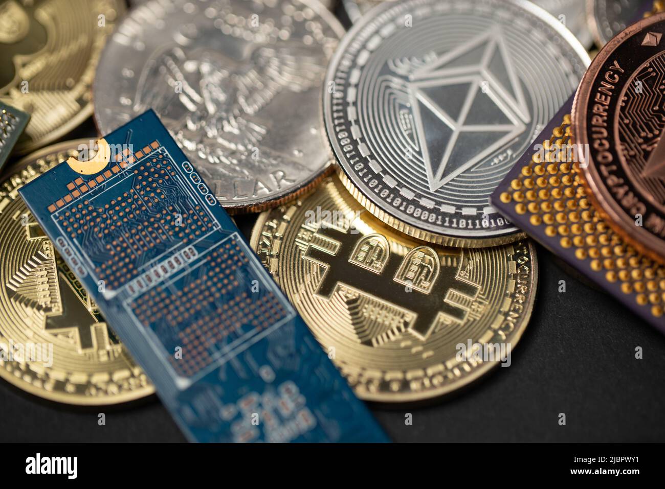 Ethereum-Münze neben Mikroprozessor und Leiterplatte. Bitcoin- und ETH-Münzen mit einer Dollar-Münze. Digitales Krypto-Mining-Konzept. Stockfoto