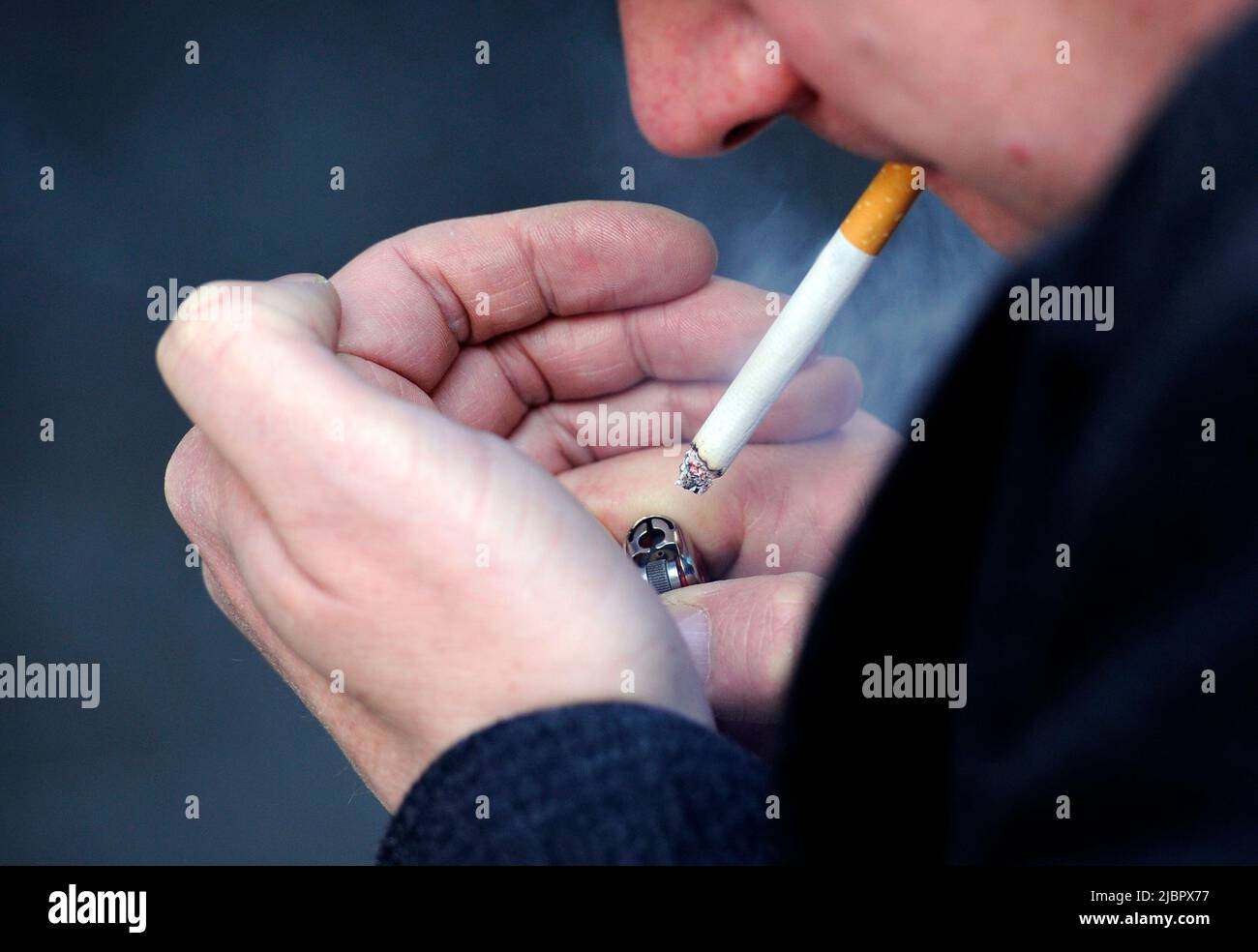 BILD POSIERTE MEIN Ein MODELL: Aktenfoto vom 12/03/13 eines Mannes, der eine Zigarette rauchte. Es muss mehr getan werden, um Rauchern im Krankenhaus dabei zu helfen, die Angewohnheit zu verringern. Eine neue Überprüfung ist zu dem Ergebnis gekommen, dass weniger als 1 % der Raucher es schaffen, nach einem Krankenhausaufenthalt aufzuhören. Ausgabedatum: Mittwoch, 8. Juni 2022. Stockfoto