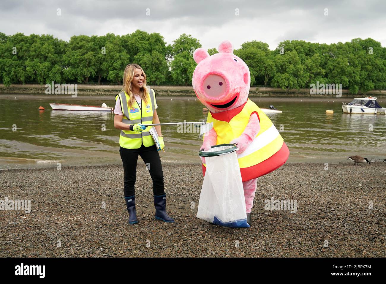 REDAKTIONELLE VERWENDUNG NUR Vogue Williams-Wurf wählt mit Peppa Pig in der Nähe der Putney Bridge in London aus, um ihre Partnerschaft mit der Hasbro-Figur am heutigen Welttag der Ozeane der Vereinten Nationen bekannt zu geben. Ausgabedatum: Mittwoch, 8. Juni 2022. Stockfoto