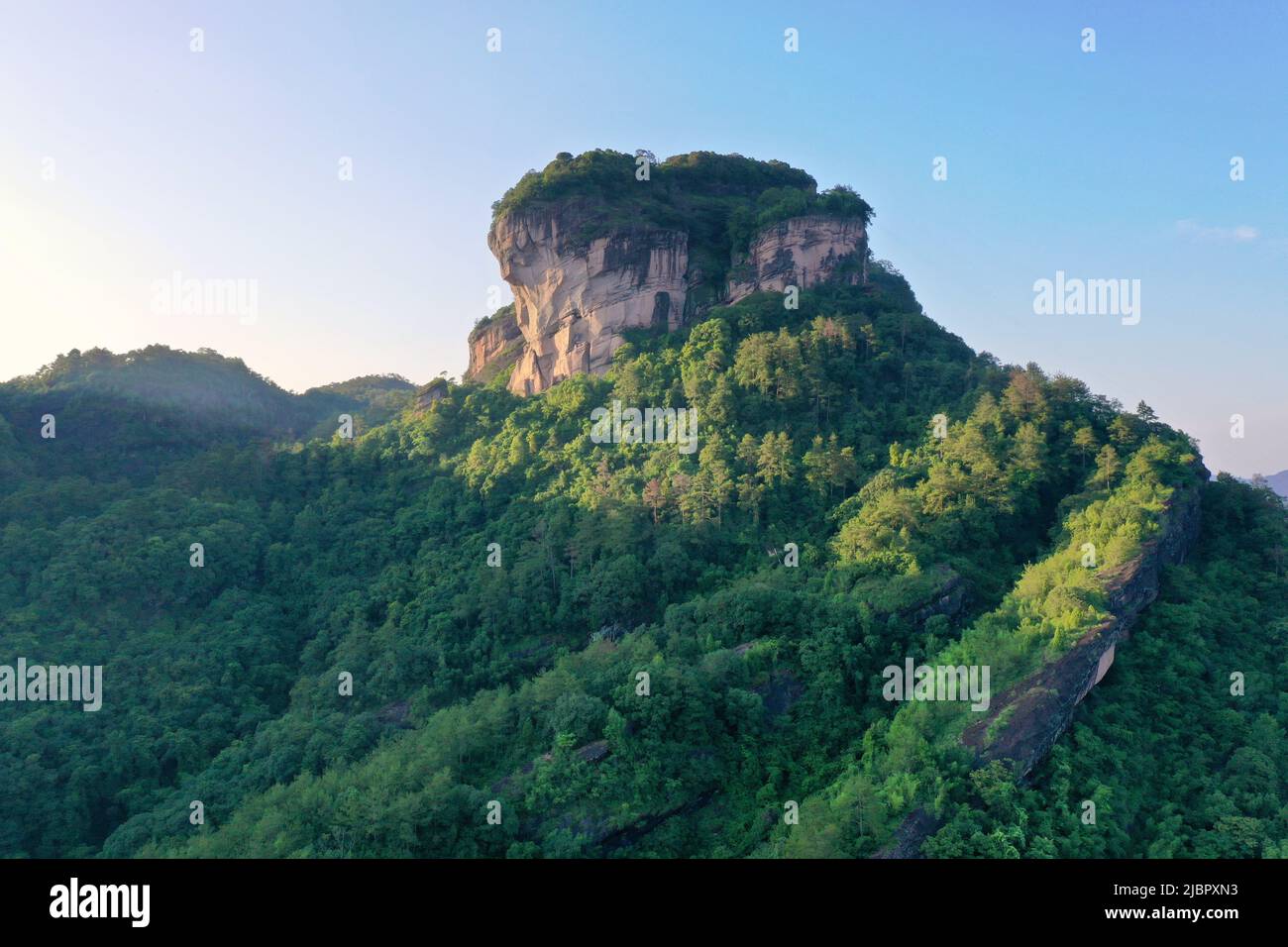 (220608) -- WUYISHAN, 8. Juni 2022 (Xinhua) -- Luftfoto vom 6. Juni 2022 zeigt die Landschaft des Berges Wuyi in der südöstlichen Provinz Fujian in China. Der Berg Wuyi, der sich in der südöstlichen Provinz Fujian Chinas befindet, ist eine Landschaft von großer Schönheit, in der die Gipfel und Felsen grotesker Formen von klaren Bächen umgürtet und von grünen Bäumen und Bambuspflanzen umarmt werden. Als Lebensraum für eine große Anzahl von Wildtieren ist es von enormer Bedeutung für den Erhalt der biologischen Vielfalt. Auf dem Berg Wuyi gibt es eine Reihe außergewöhnlicher archäologischer Stätten, darunter die Überreste der alten Han-Dynastie ( Stockfoto