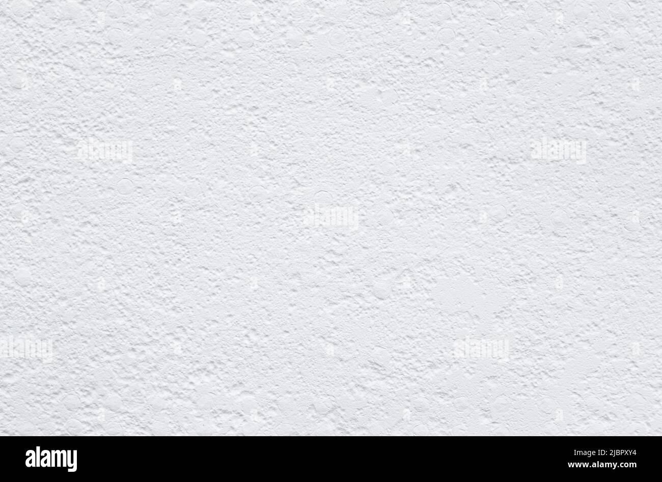 Unebene und holprige Wand in weiß gestrichen, Vorderansicht. Hochauflösender texturierter Hintergrund im Vollformat. Speicherplatz kopieren. Stockfoto