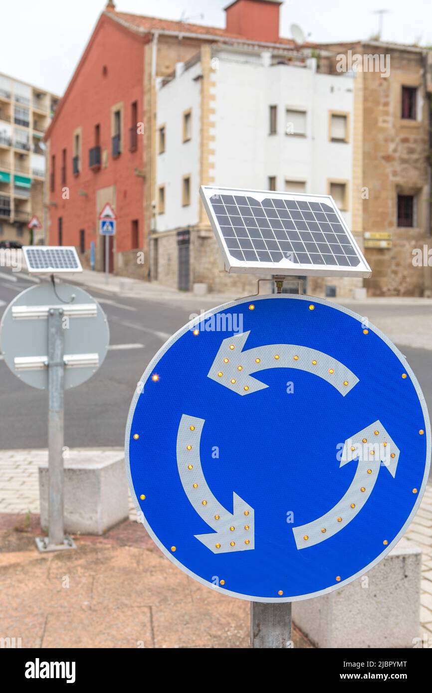 Roundabout-Schild mit Solarpanel. Umweltfreundliche Verkehrsschilder Stockfoto