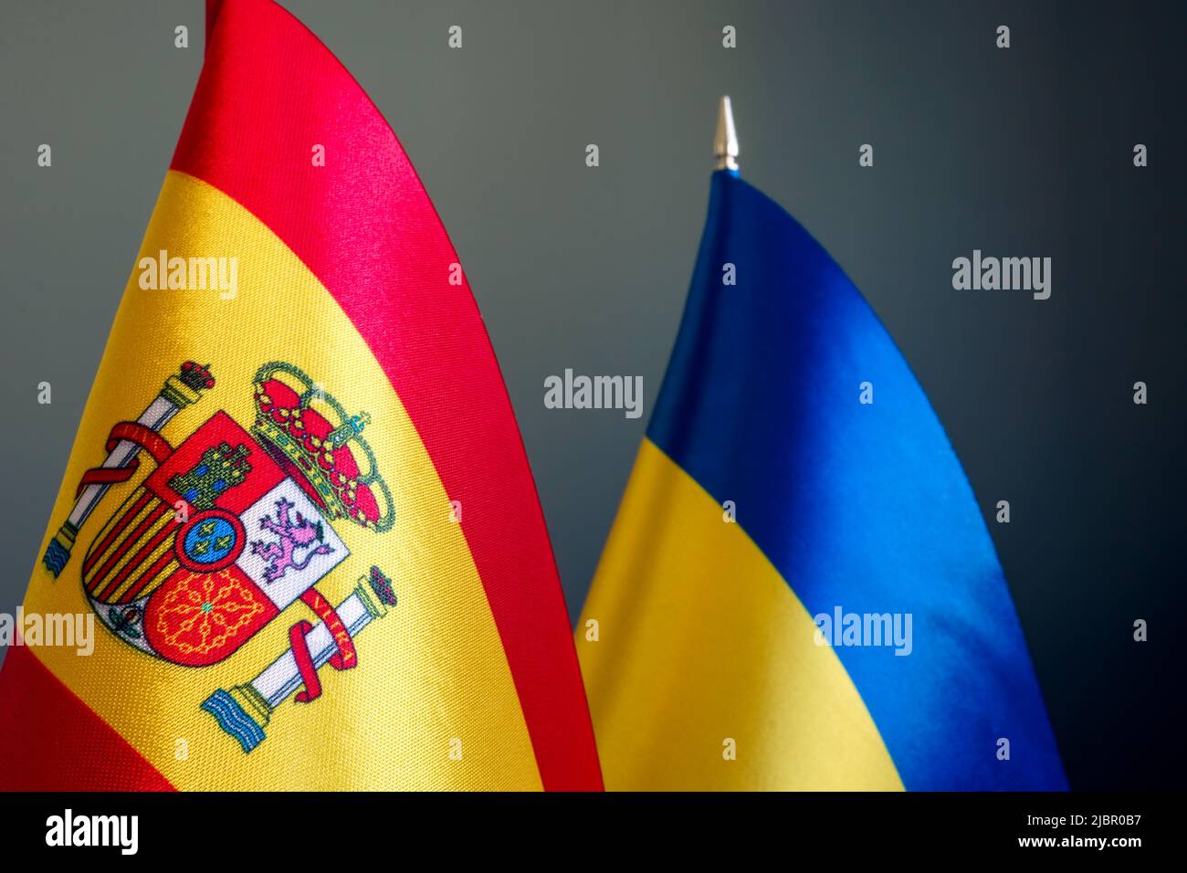 Nahaufnahme der Flaggen Spaniens und der Ukraine. Stockfoto