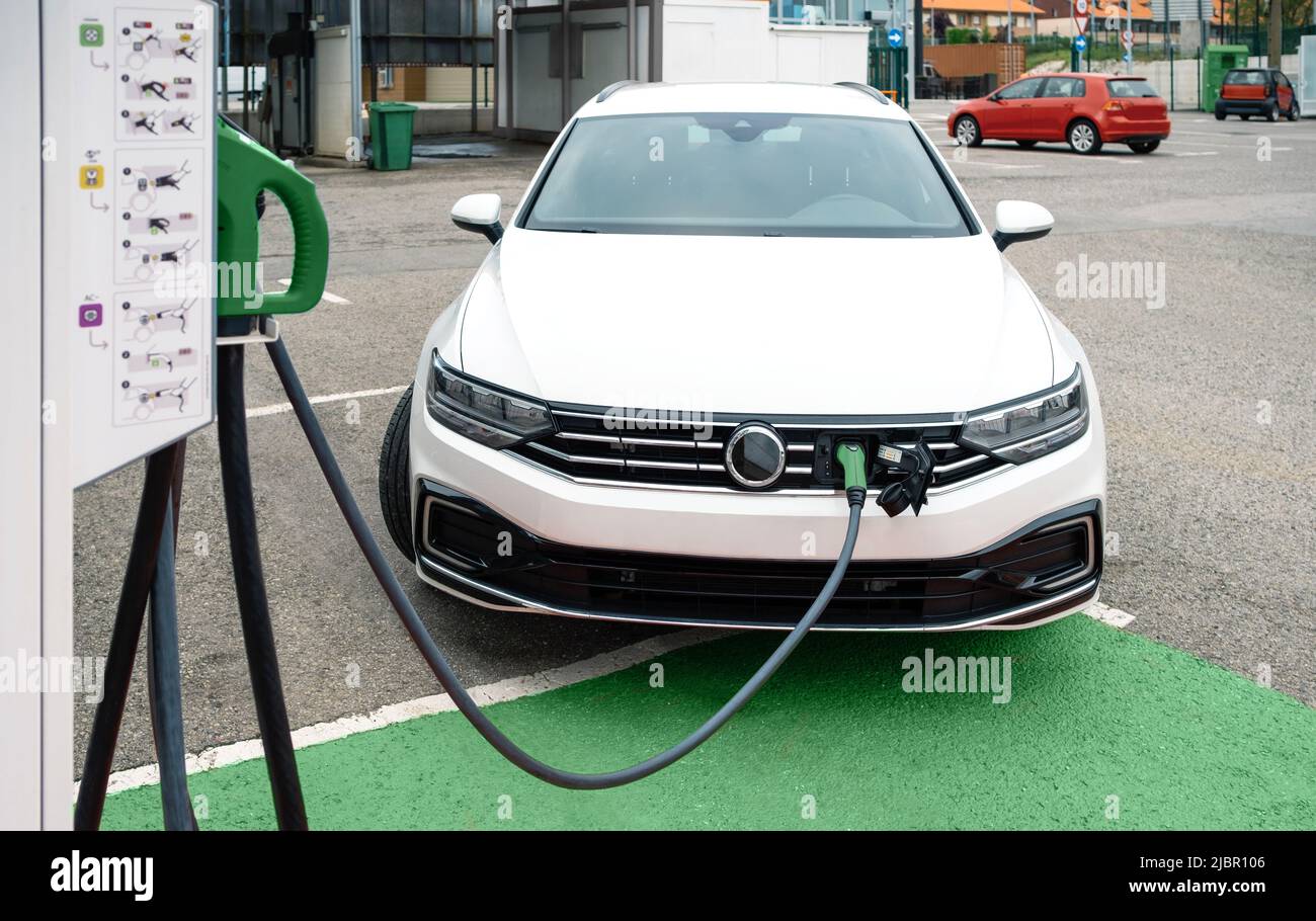 Elektroauto an Ladestation angeschlossen Stockfoto