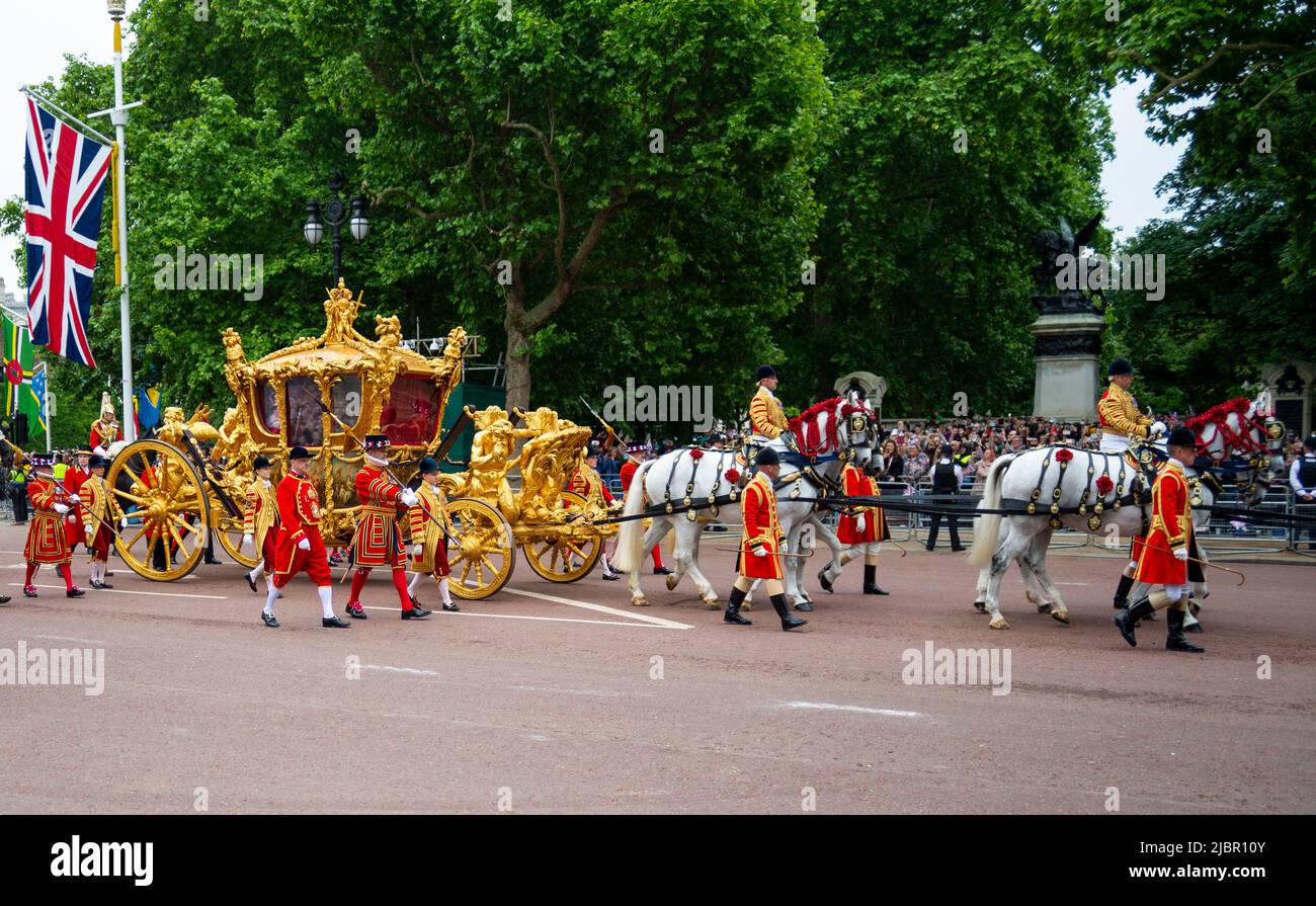 Gold State Coach bei der Parade der Queen's Platinum Jubilee Pageant in der Mall, London, Großbritannien. Königin Elizabeth II Krönungswagen mit Hologramm-Bild Stockfoto