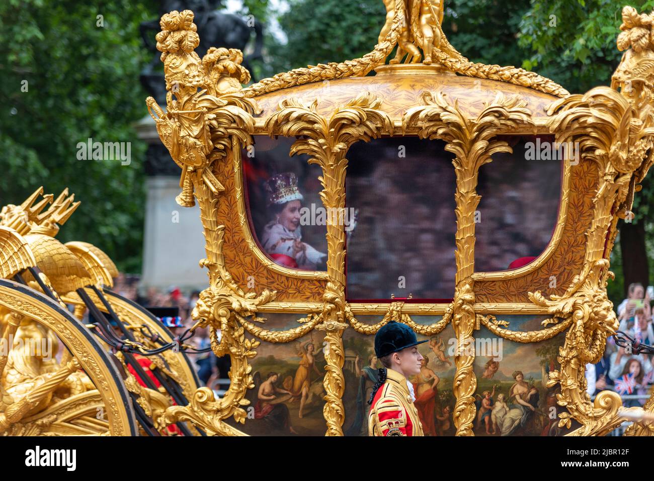 Gold State Coach bei der Parade der Queen's Platinum Jubilee Pageant in der Mall, London, Großbritannien. Königin Elizabeth II Krönungswagen mit Hologramm-Bild Stockfoto
