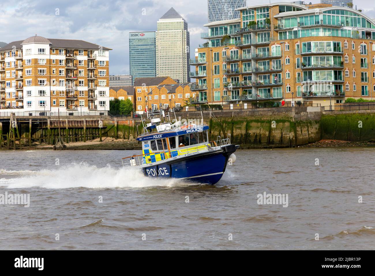 Metropolitan Police Speedboat Motor Launch Reisen mit hoher Geschwindigkeit, River Thames, Canary Wharf, London, England, VEREINIGTES KÖNIGREICH Stockfoto