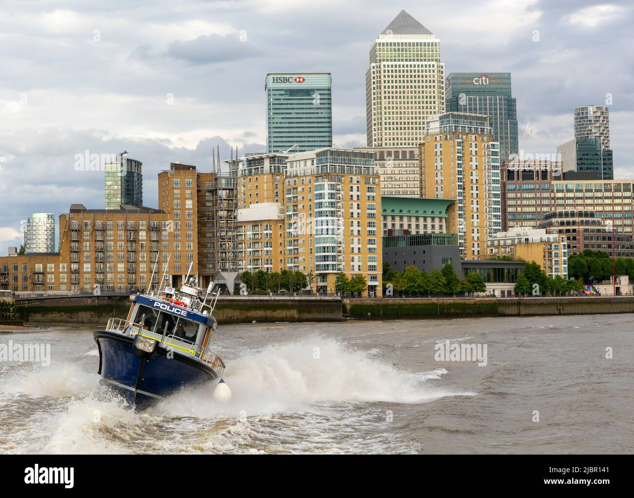 Metropolitan Police Speedboat Motor Launch Reisen mit hoher Geschwindigkeit, River Thames, Canary Wharf, London, England, VEREINIGTES KÖNIGREICH Stockfoto