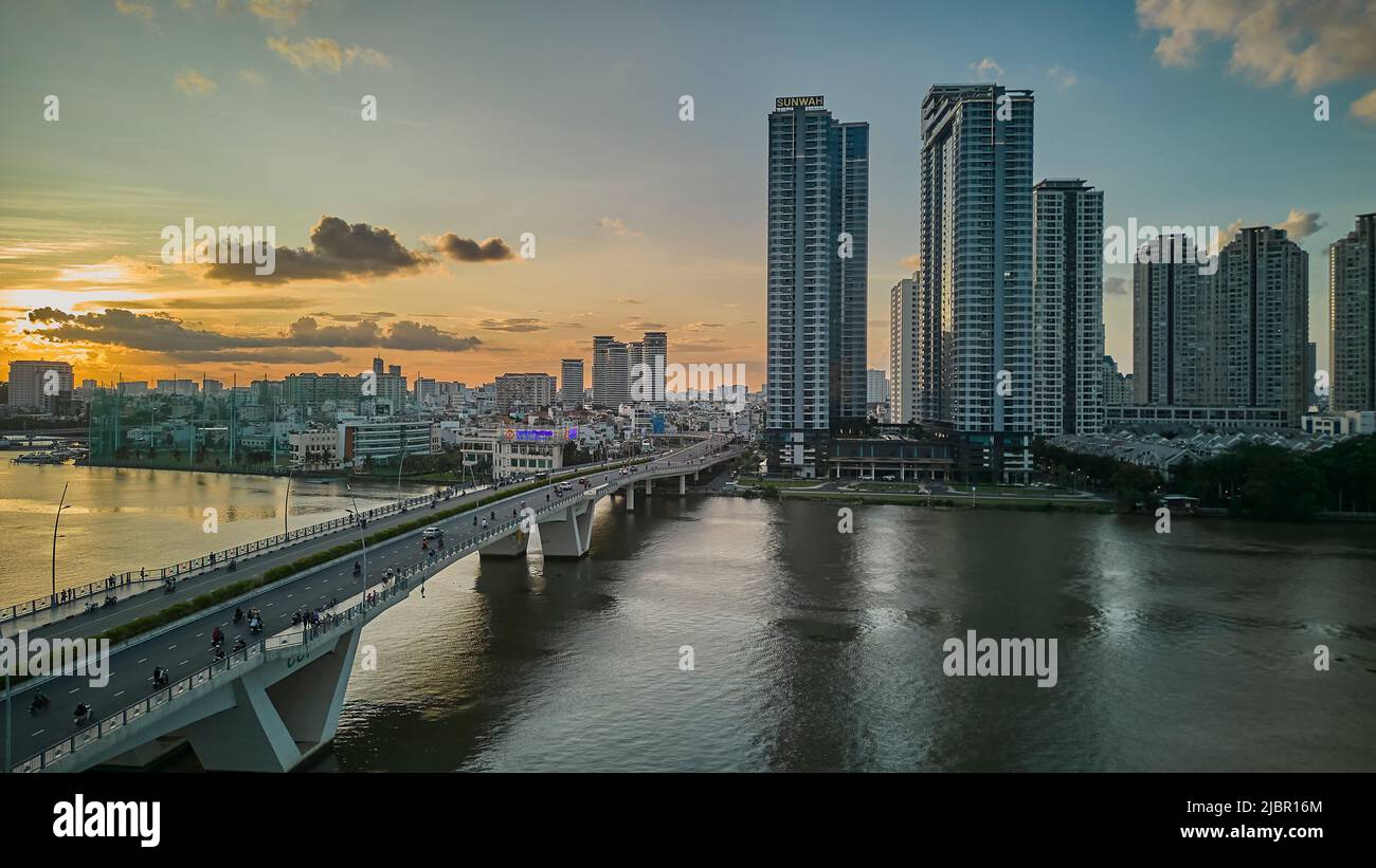 Ho-Chi-Minh-Stadt, Vietnam - 5. Juni 2022: Blick auf Distrikt 1, Ho-Chi-Minh-Stadt, Vietnam bei Sonnenuntergang Stockfoto