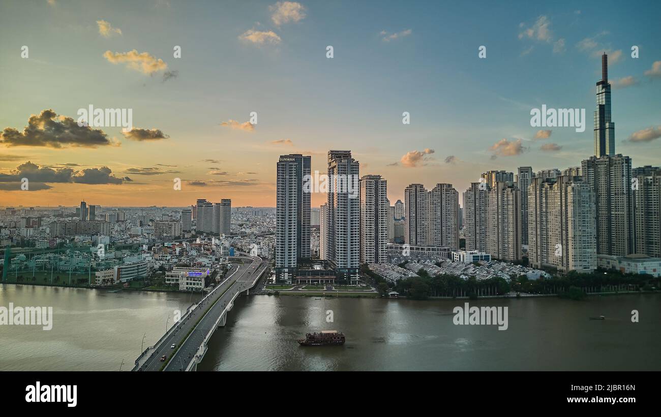 Ho-Chi-Minh-Stadt, Vietnam - 5. Juni 2022: Blick auf Distrikt 1, Ho-Chi-Minh-Stadt, Vietnam bei Sonnenuntergang Stockfoto