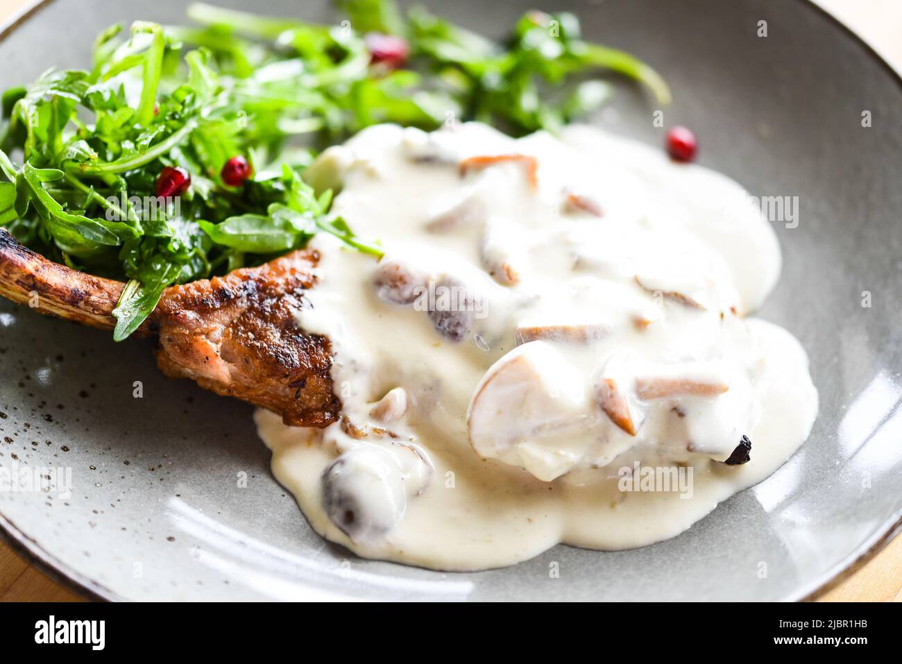 Leckere Schweineschnitzel- und Pilzsauce Stockfoto