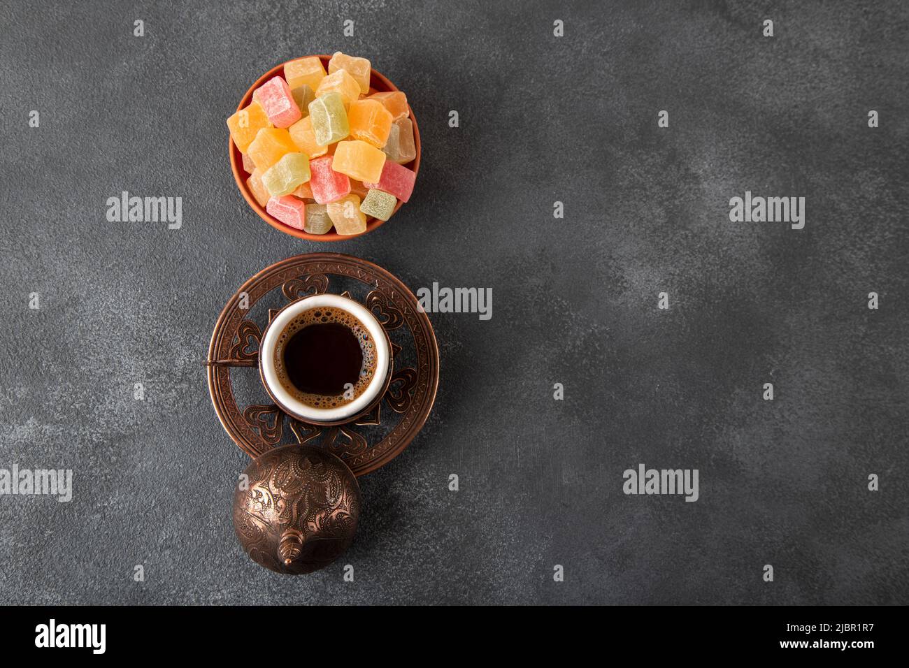 Traditionelles türkisches Vergnügen und türkischer Kaffee Stockfoto