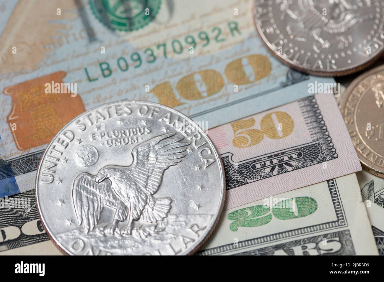 Eisenhower Dollar auf Dollar Banknoten. Währung der Vereinigten Staaten von Amerika. Banknoten der US-Notenbank, 100, fünfzig und zwanzig Dollar Stockfoto