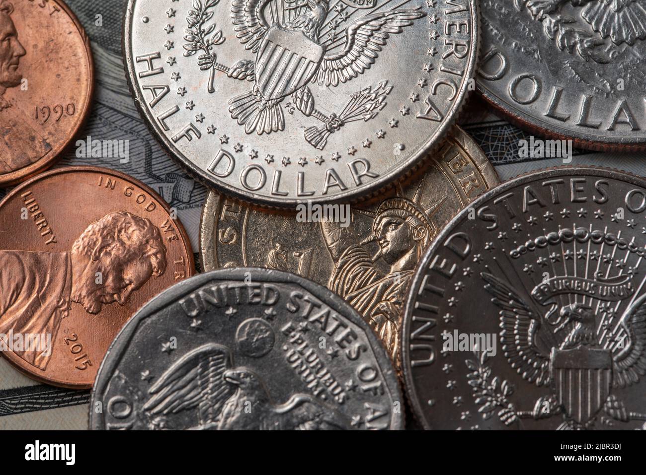 Halber Dollar auf Dollar-Münze. US-Dollar-Münzen Stockfoto