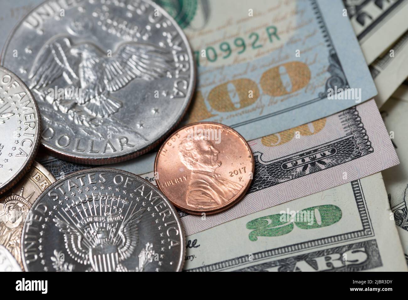 Eisenhower Dollar und Half Dollar auf USD-Banknoten. Währung der Vereinigten Staaten von Amerika. Banknoten der US-Notenbank, 100, fünfzig und zwanzig Dollar Stockfoto