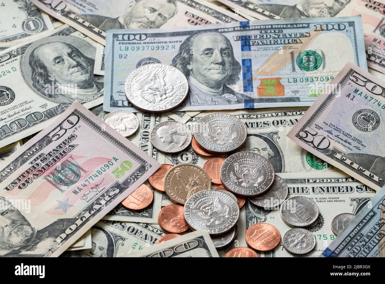 Halbe Dollar-Münze auf Dollar-Banknoten und verschiedene USD-Münzen. Amerikanische Währung. Us-Notenbank Stockfoto