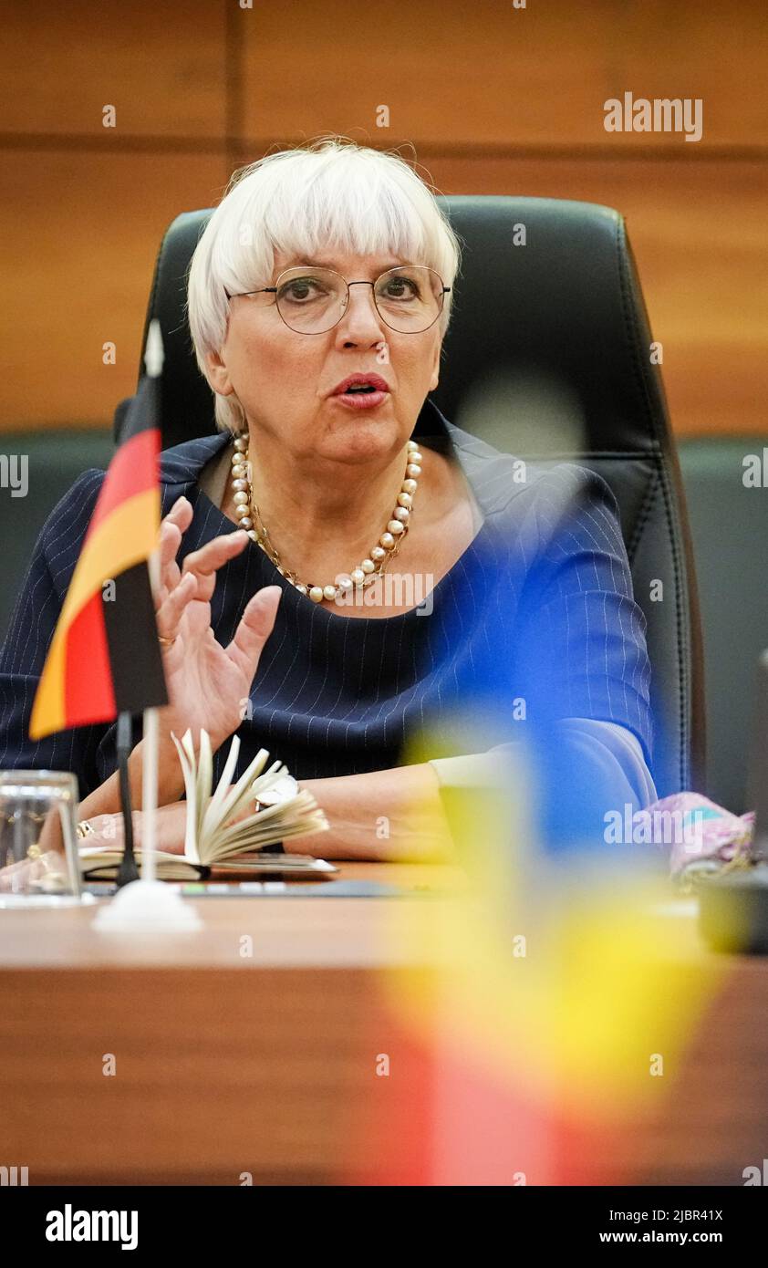 Chisinau, Moldawien. 08.. Juni 2022. Claudia Roth (Bündnis 90/die Grünen), Staatsministerin für Kultur und Medien, spricht mit ihrem moldauischen Amtskollegen in Chisinau. Roth eröffnet hier eine Ausstellung über die 30-jährige Beziehung zwischen der Republik Moldau und Deutschland. Quelle: Kay Nietfeld/dpa/Alamy Live News Stockfoto