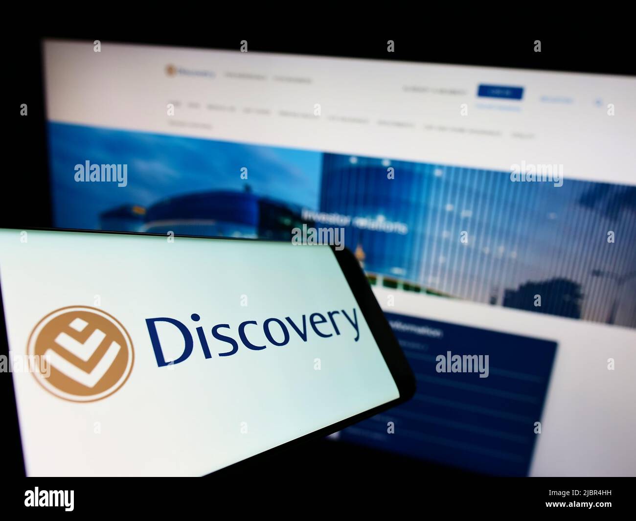 Handy mit Logo der südafrikanischen Firma Discovery Limited auf dem Bildschirm vor der Business-Website. Konzentrieren Sie sich auf die Mitte des Telefondisplays. Stockfoto