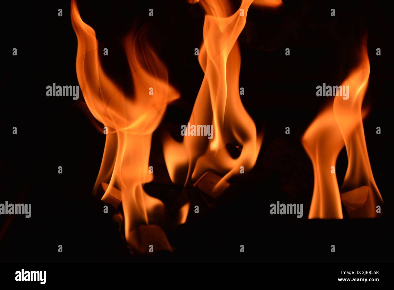 Flammen flackern im Dunkeln - goldene Farbe Stockfoto