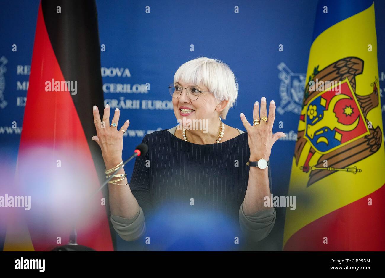 Chisinau, Moldawien. 08.. Juni 2022. Claudia Roth (Bündnis 90/die Grünen), Staatsministerin für Kultur und Medien, spricht in Chisinau zur Eröffnung einer Ausstellung über das 30-jährige Verhältnis zwischen der Republik Moldau und Deutschland. Quelle: Kay Nietfeld/dpa/Alamy Live News Stockfoto