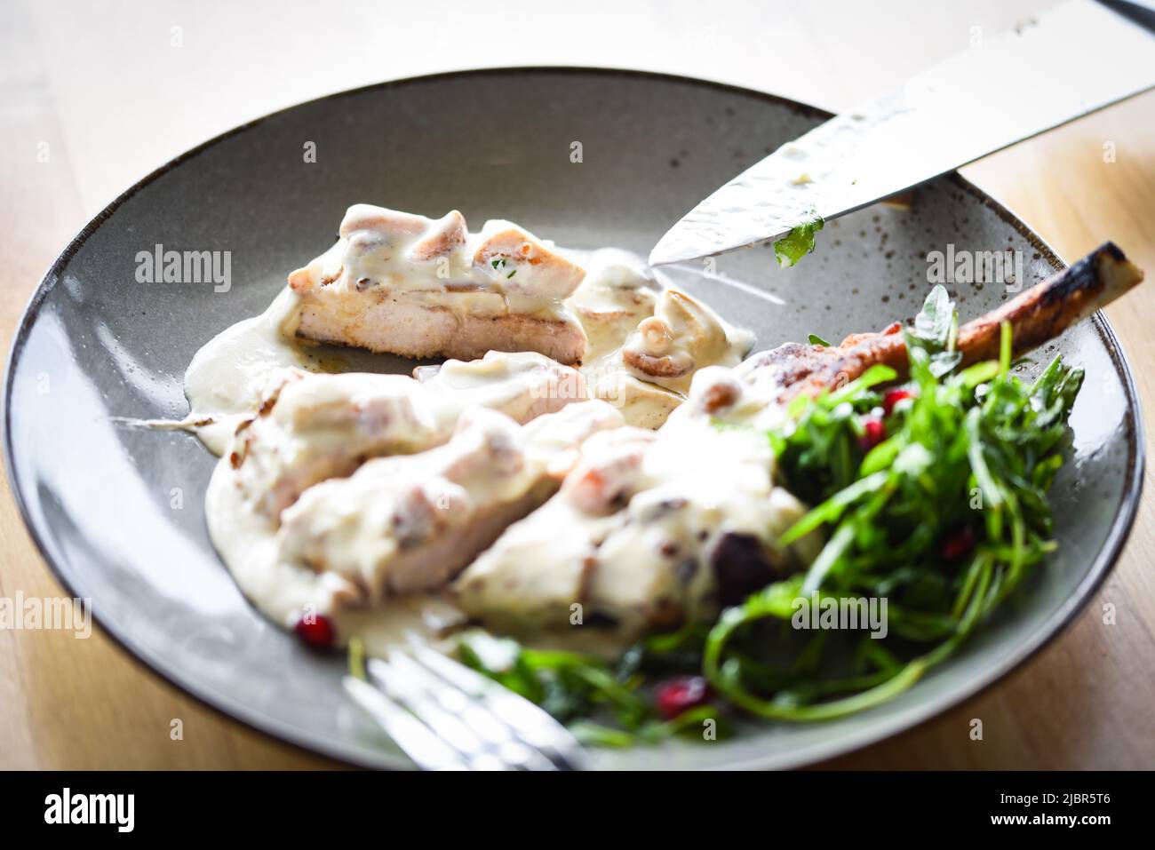 Leckere Schweineschnitzel- und Pilzsauce Stockfoto