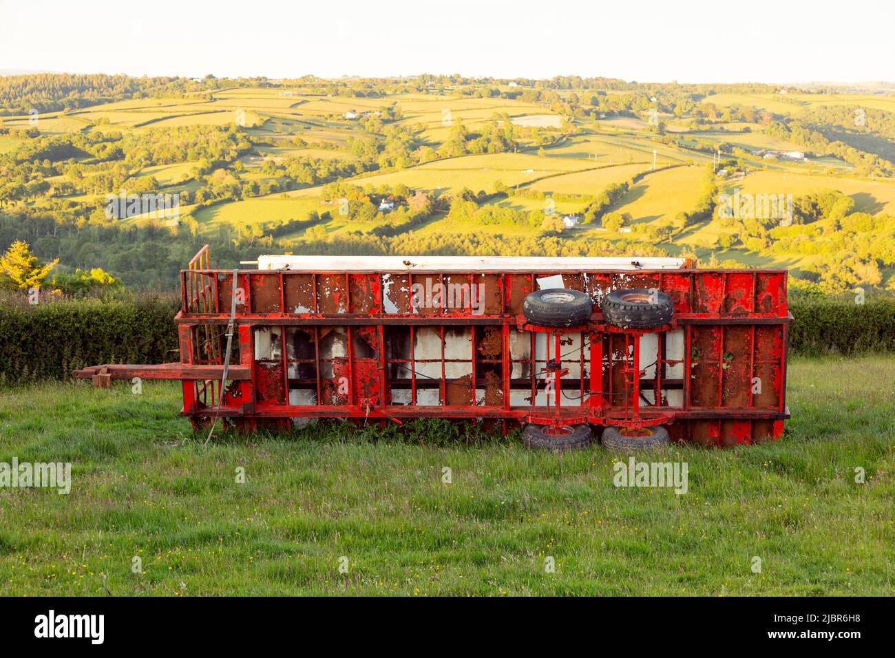 Bei starken Winden überwehte Farm Trailer, High Bickington, Devon, England, Vereinigtes Königreich. Stockfoto