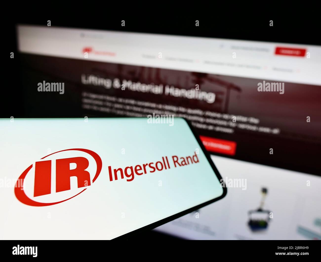 Handy mit Logo des US-Maschinenunternehmens Ingersoll Rand Inc. (IR) auf dem Bildschirm vor der Business-Website. Konzentrieren Sie sich auf die linke Seite des Telefondisplays. Stockfoto