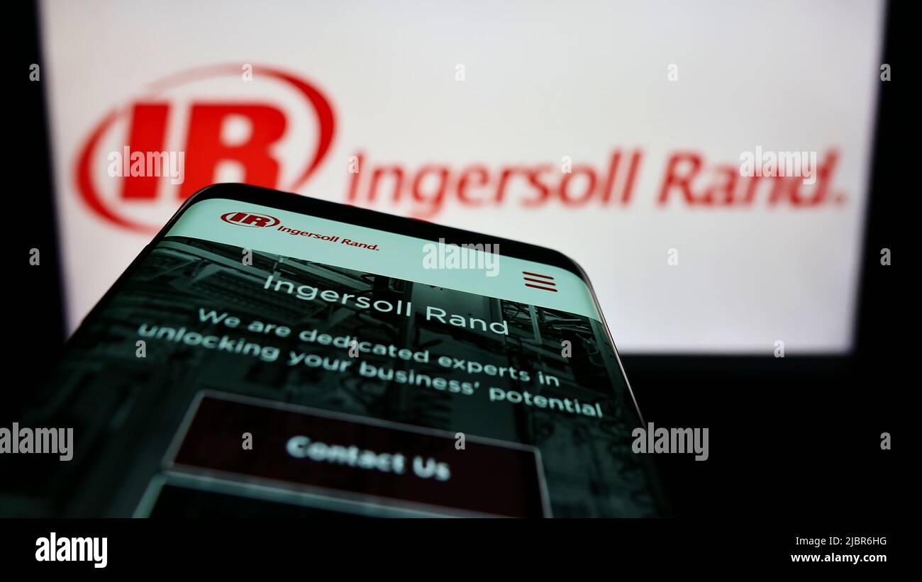 Mobiltelefon mit Website des amerikanischen Maschinenbauunternehmens Ingersoll Rand Inc. (IR) auf dem Bildschirm vor dem Logo. Konzentrieren Sie sich auf die obere linke Seite des Telefondisplays. Stockfoto