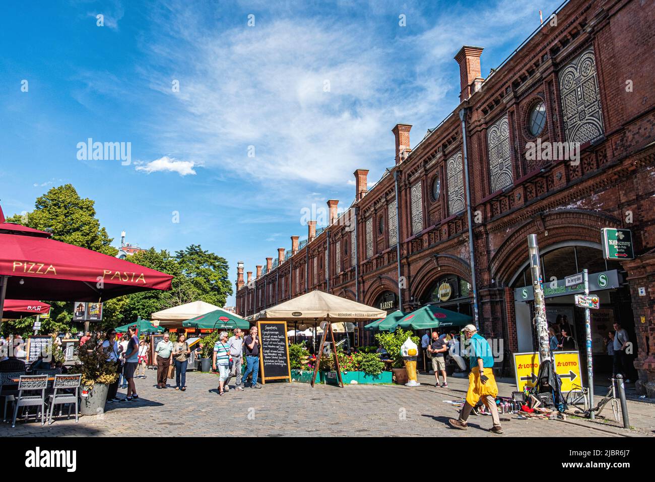 Hackescher Markt, Mitte-Berlin, Deutschland. Restaurants mit Essbereich im Freien neben der historischen S-Bahn-Station Stockfoto