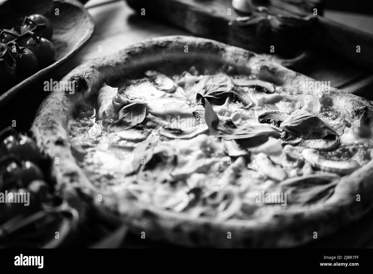 Köstliche italienische Pizza mit frischen Zutaten Stockfoto