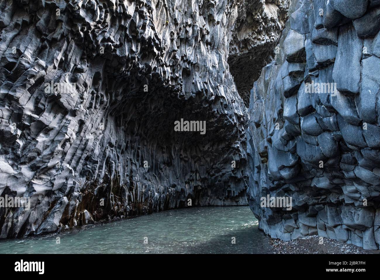 Dramatische vulkanische Basaltsteinformationen in der Gola dell'Alcantara, einer tiefen Flussschlucht in der Nähe des Ätna im Osten Siziliens, Italien. Stockfoto