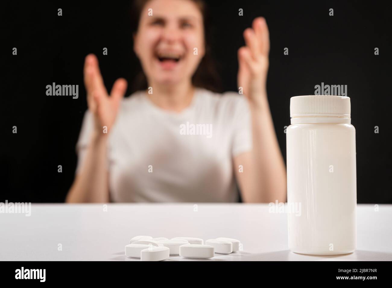 Müde aggressive Frau schreit, beruhigende Nahrungsergänzungsmittel und Behandlung für Reizbarkeit. Stockfoto